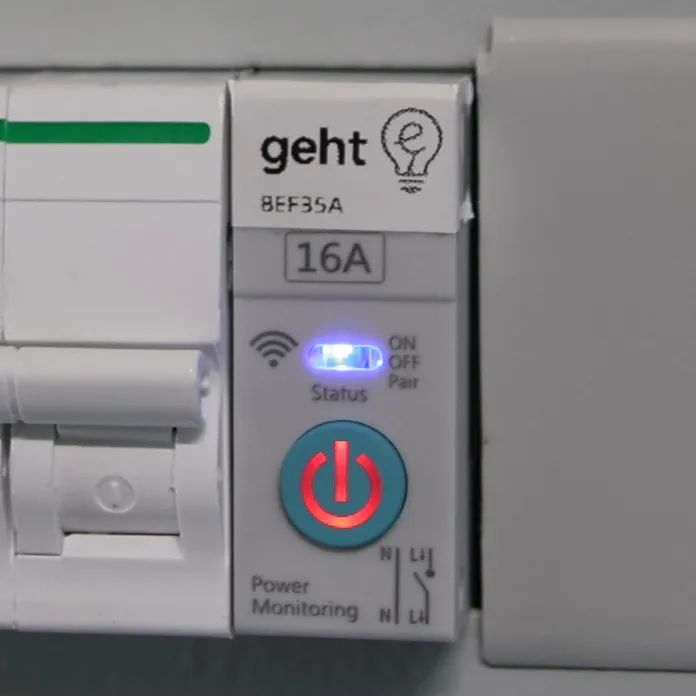 Die Power-Taste des geht-e Schalters leuchtet rot.