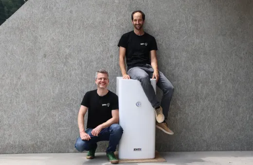 Die geht-e Gründer mit Warmwasserboiler vor einer Wand
