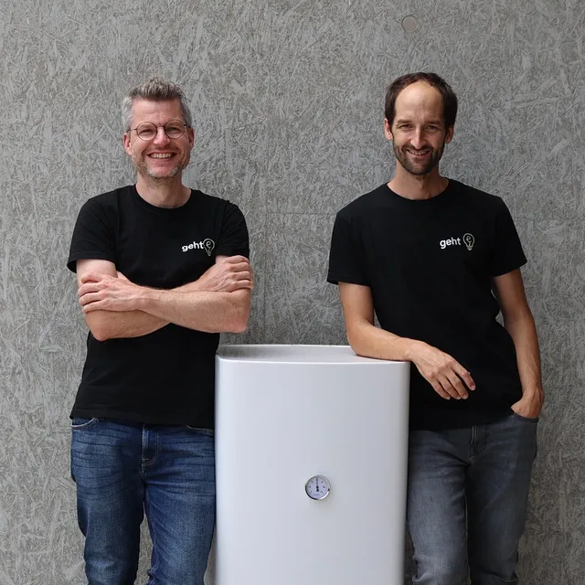 Wolfgang Gassler und Stefan Jörer, Gründer von geht-e, mit einem Warmwasserboiler